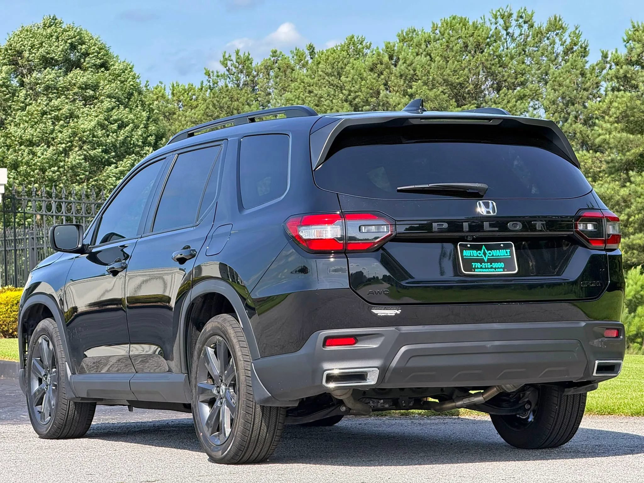 Used 2025 Honda Pilot Sport image 9