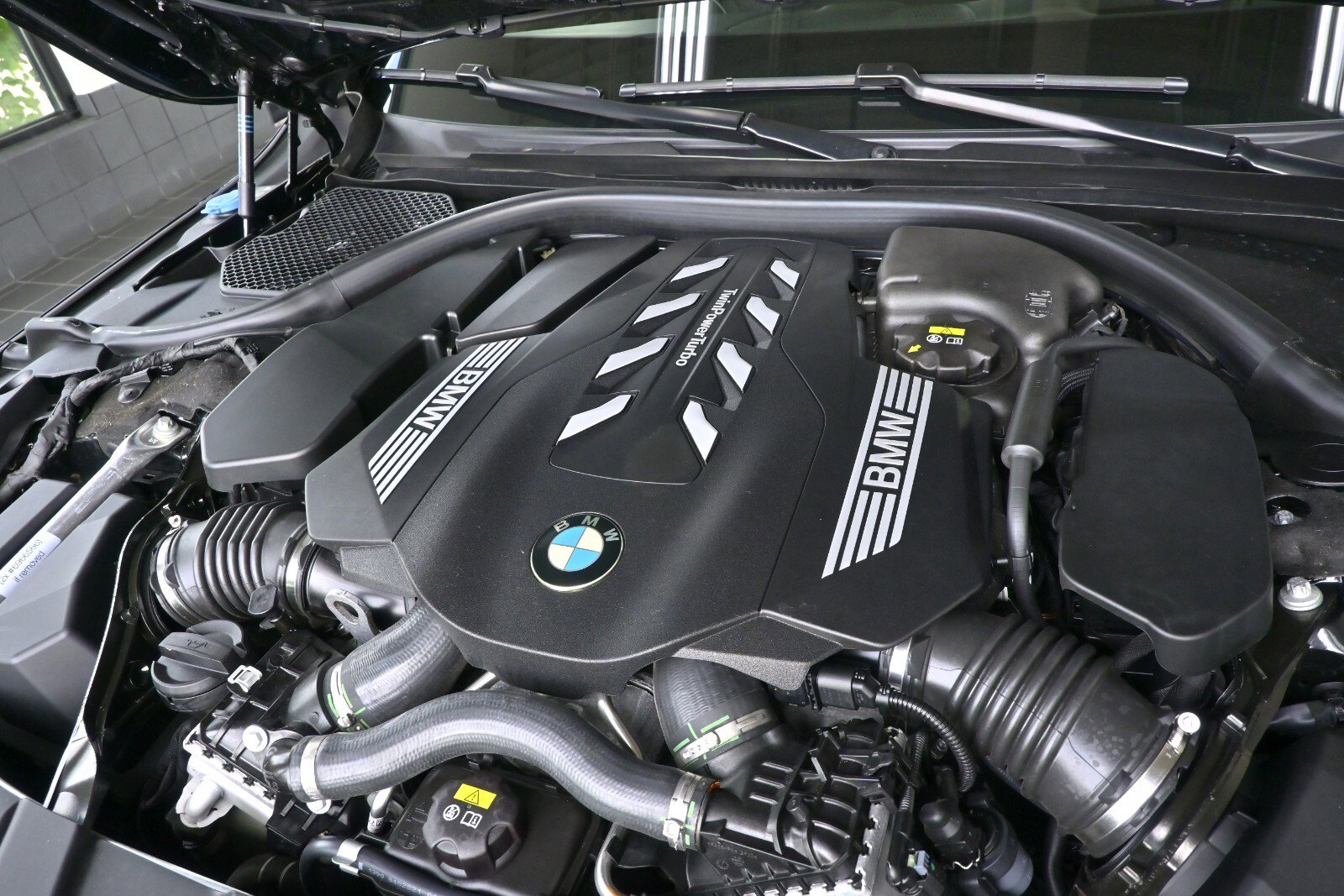 Used 2022 BMW 750i xDrive w/ Executive Package image 30