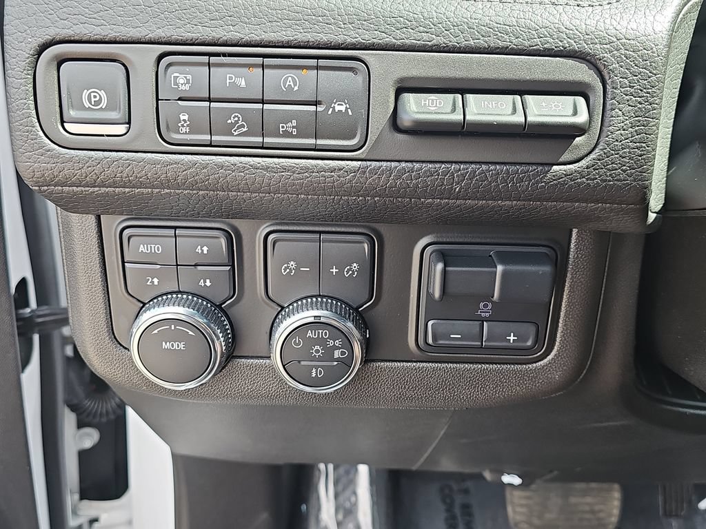 Used 2024 GMC Yukon Denali w/ Advanced Technology Package AWD/4WD image 33