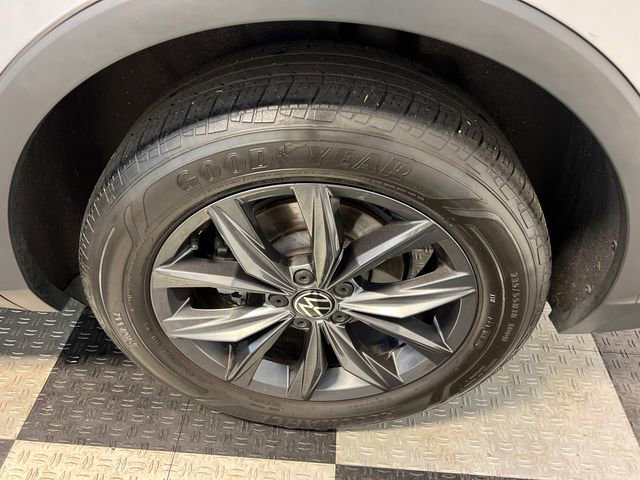 Certified 2024 Volkswagen Tiguan SE w/ Panoramic Sunroof Package FWD image 16