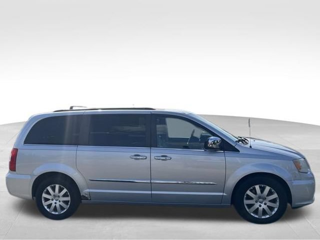 Used 2012 Chrysler Town & Country Touring-L w/ Entertainment Group #2 FWD image 17