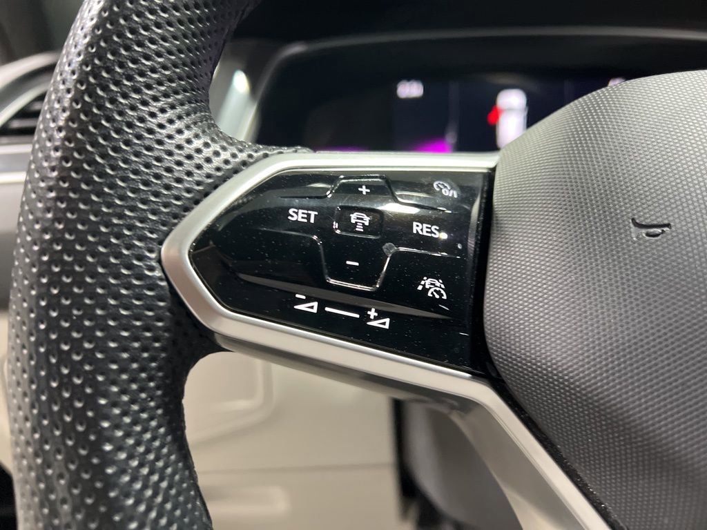 Used 2024 Volkswagen Tiguan SE R-Line image 27