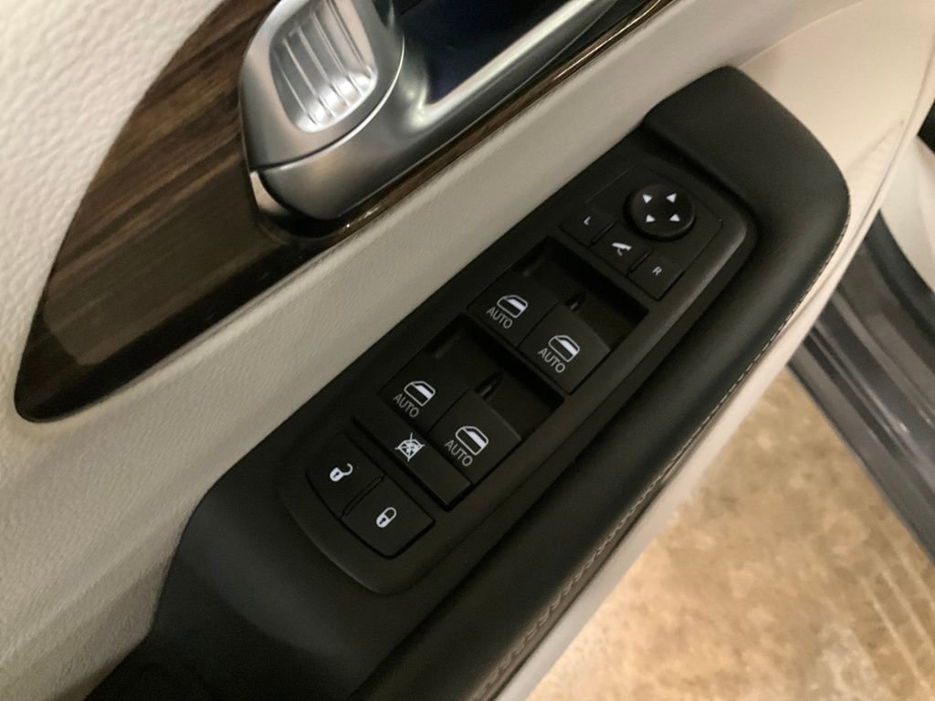 Used 2021 Chrysler Pacifica Limited image 12