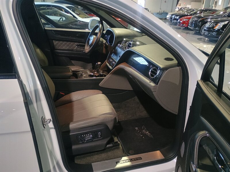 Used 2019 Bentley Bentayga AWD/4WD image 35