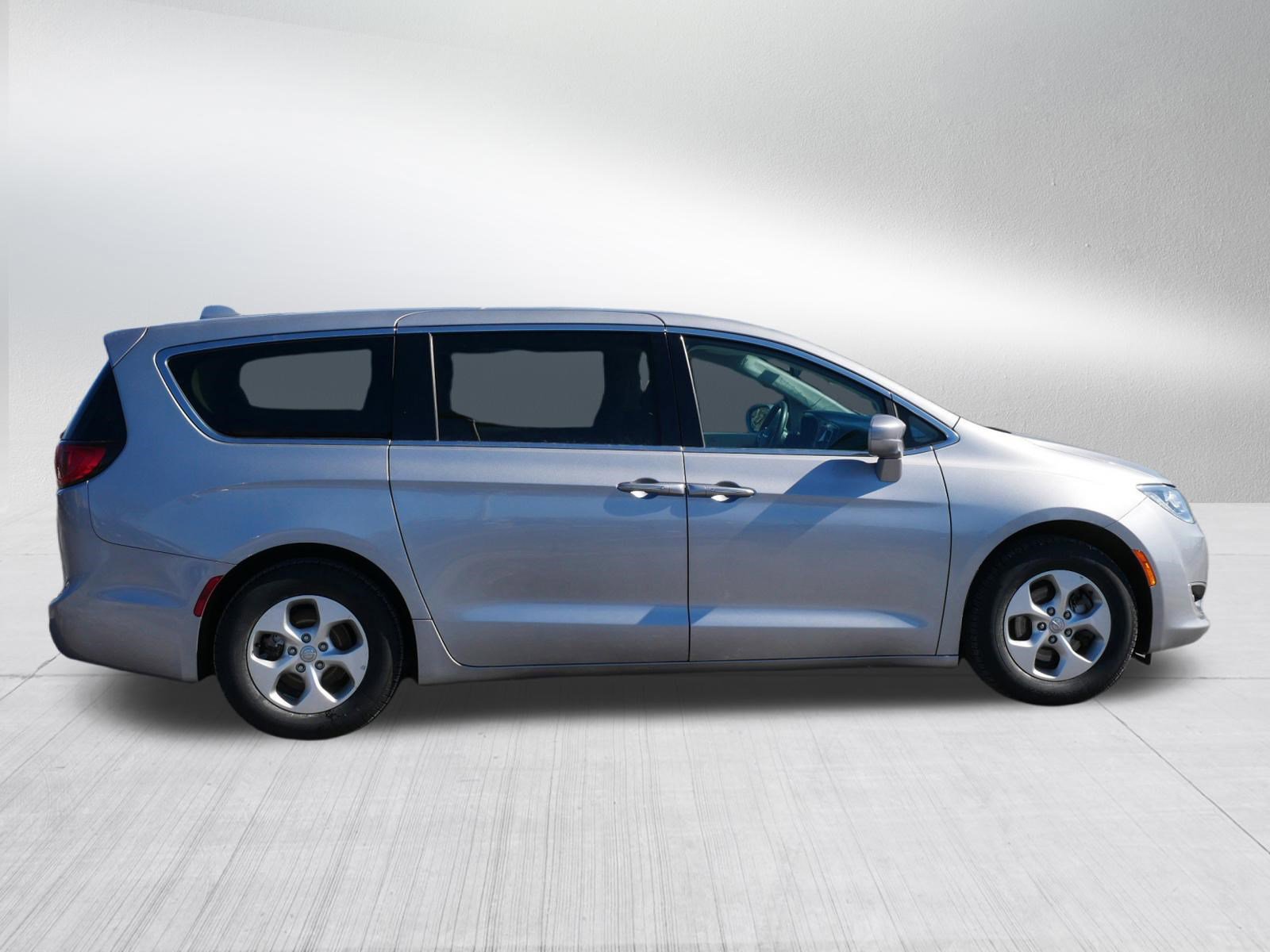 Used 2018 Chrysler Pacifica Touring Plus image 8
