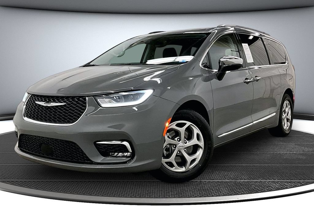 Used 2023 Chrysler Pacifica Limited FWD image 3