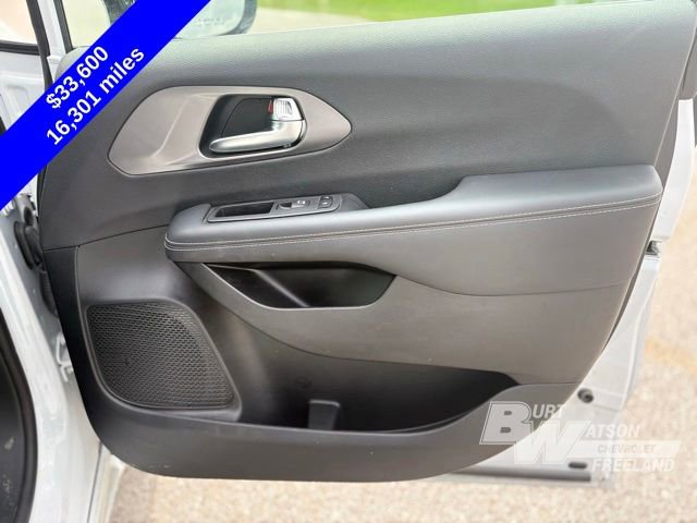 Used 2026 Chrysler Pacifica Select FWD image 26