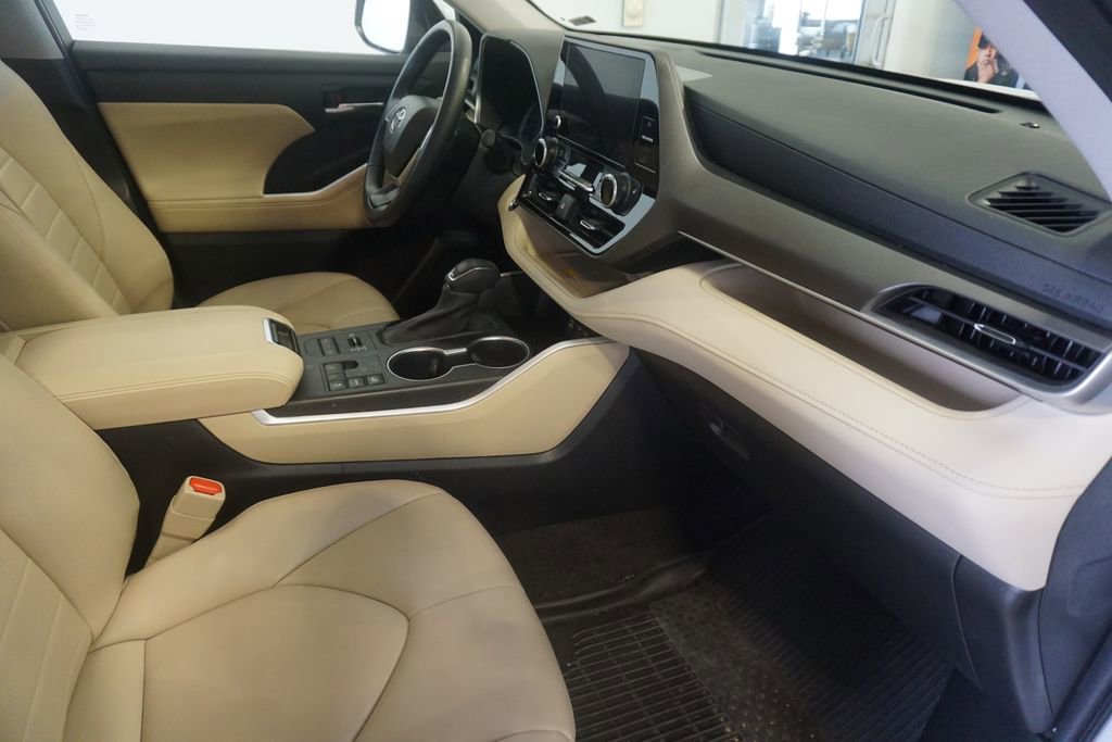 Used 2023 Toyota Highlander XLE AWD/4WD image 24