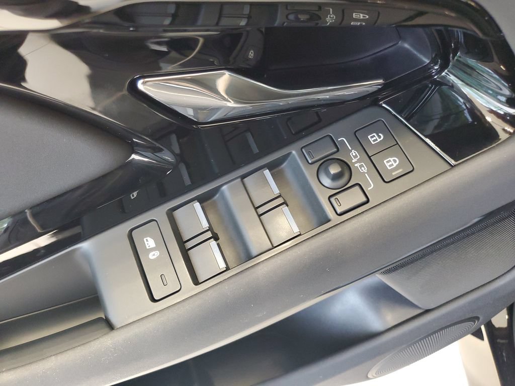 Used 2025 Land Rover Range Rover Evoque S AWD/4WD image 9