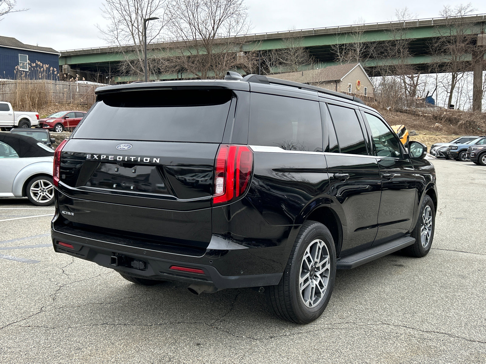 Used 2025 Ford Expedition Active image 2