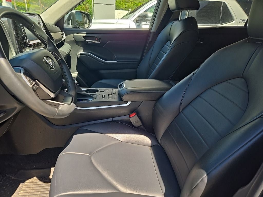 Used 2022 Toyota Highlander XLE AWD/4WD image 8