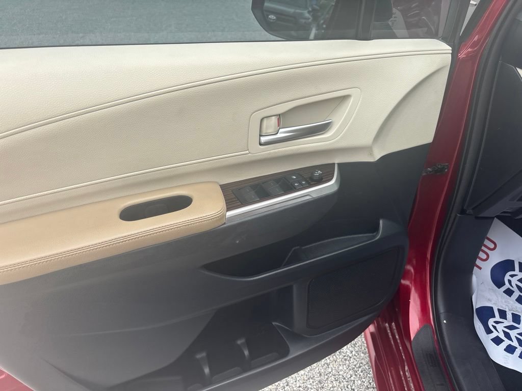 Used 2021 Toyota Sienna XLE FWD image 31