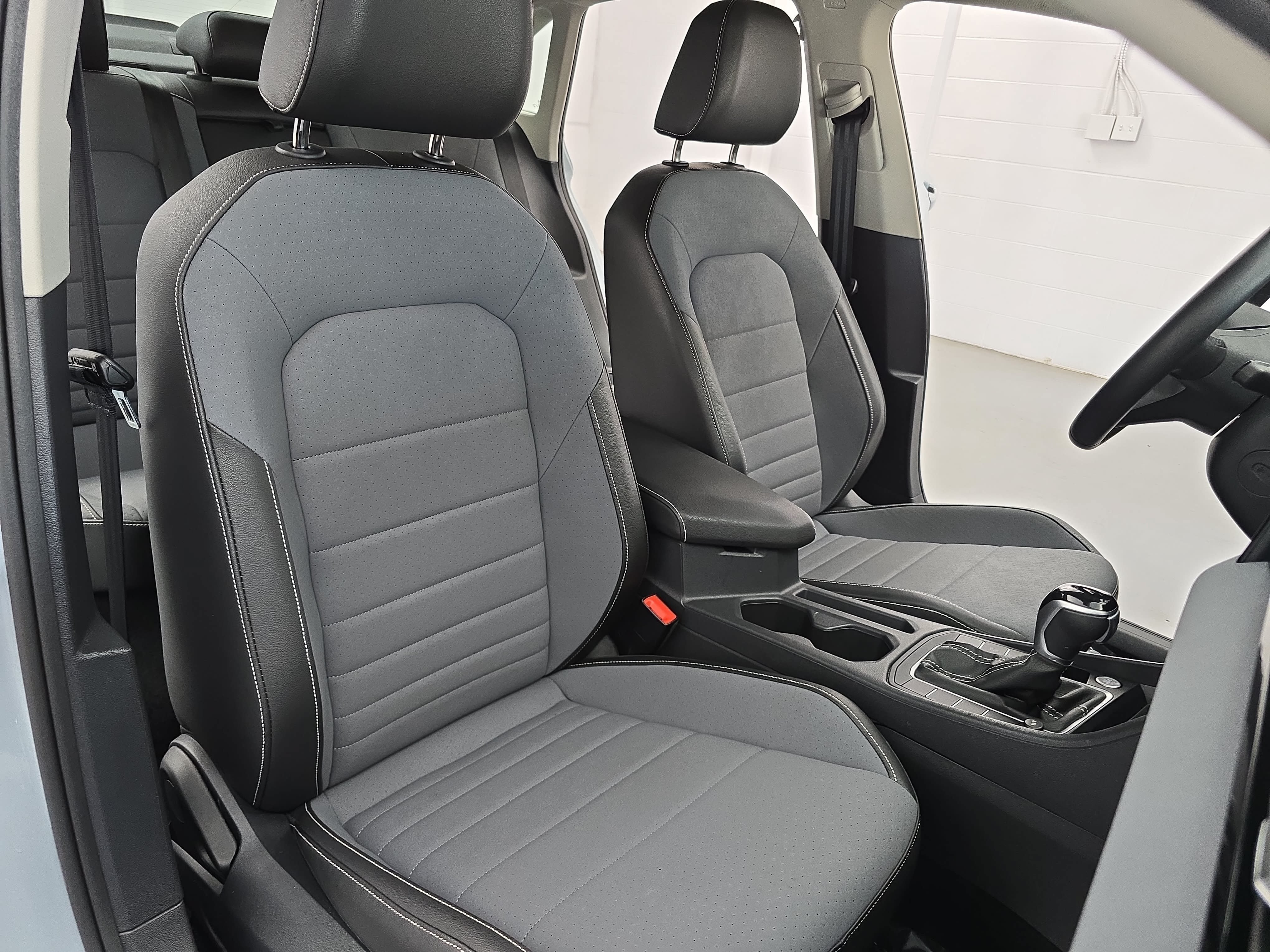 Certified 2025 Volkswagen Jetta SE FWD image 10