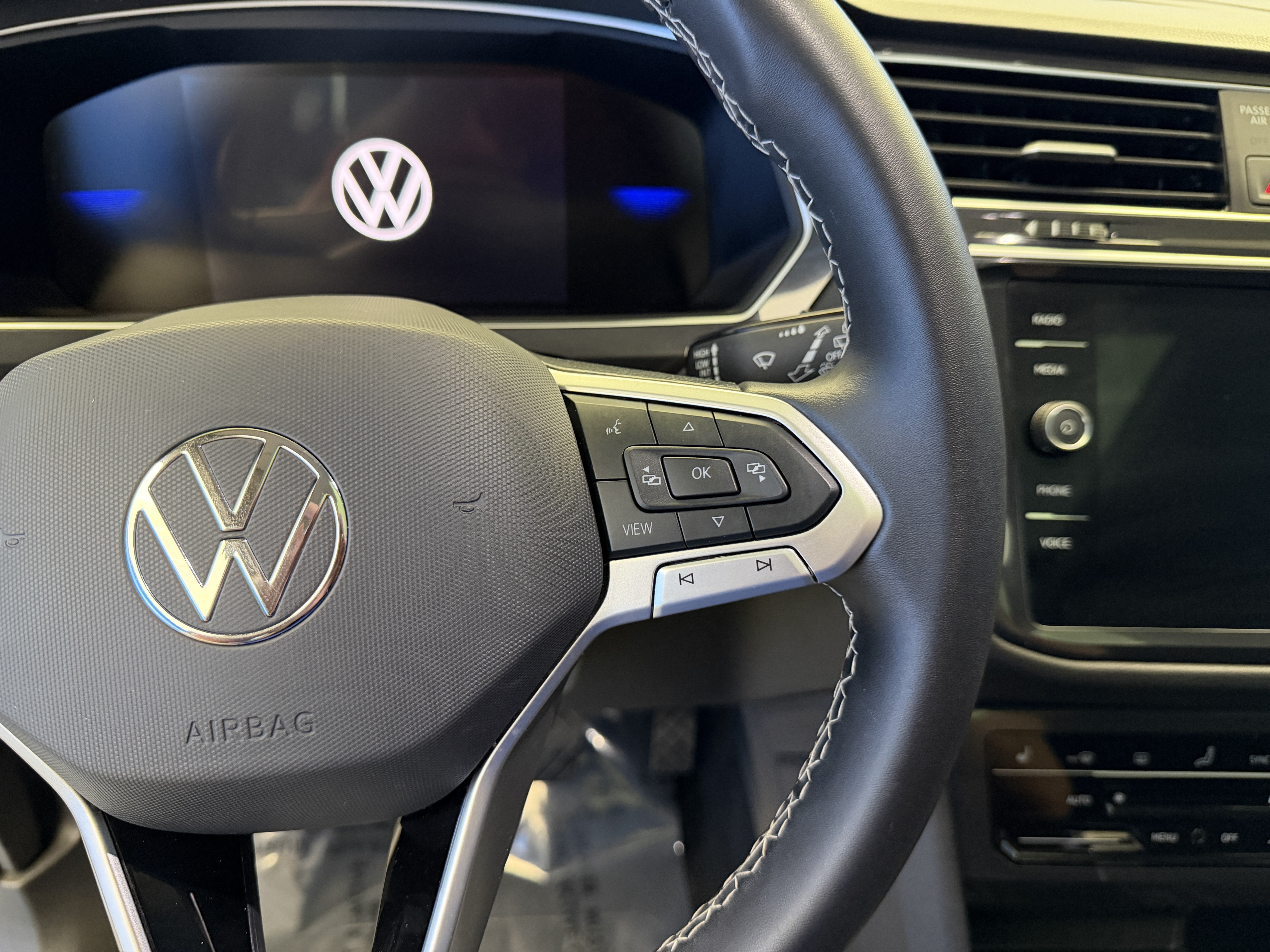 Used 2024 Volkswagen Tiguan SE w/ Panoramic Sunroof Package FWD image 21