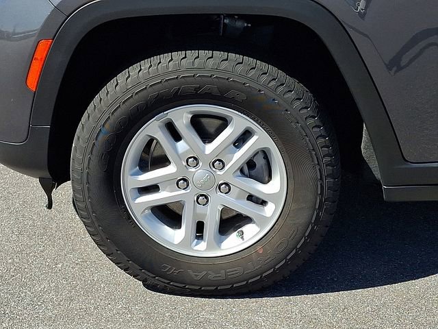 Used 2022 Jeep Grand Cherokee Laredo w/ Luxury Tech Group I image 29