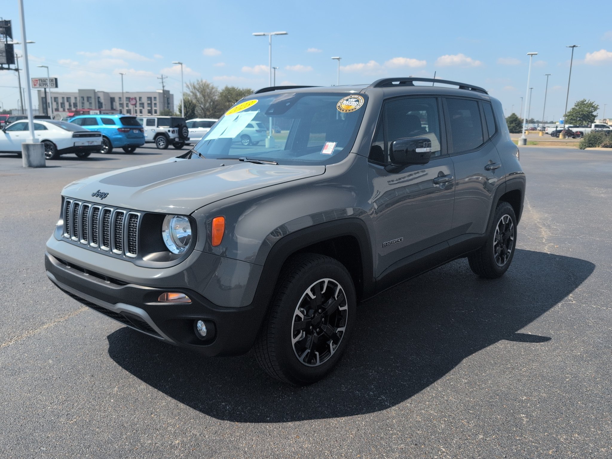 Used 2023 Jeep Renegade Latitude AWD/4WD image 3