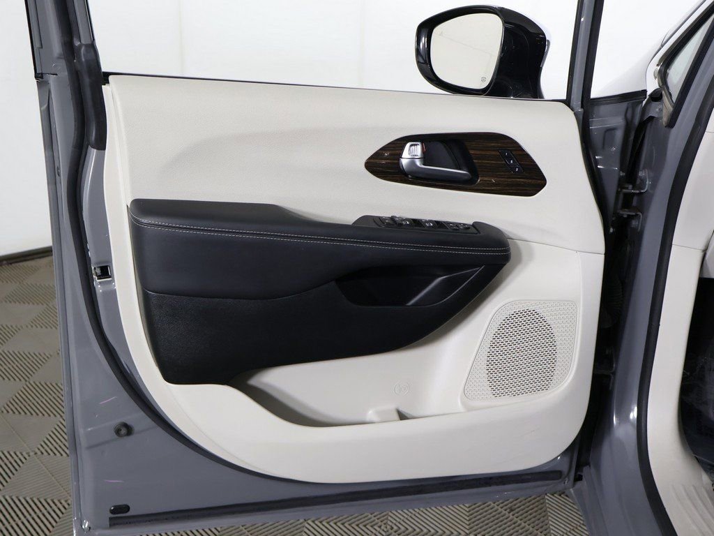 Used 2023 Chrysler Pacifica Limited image 30