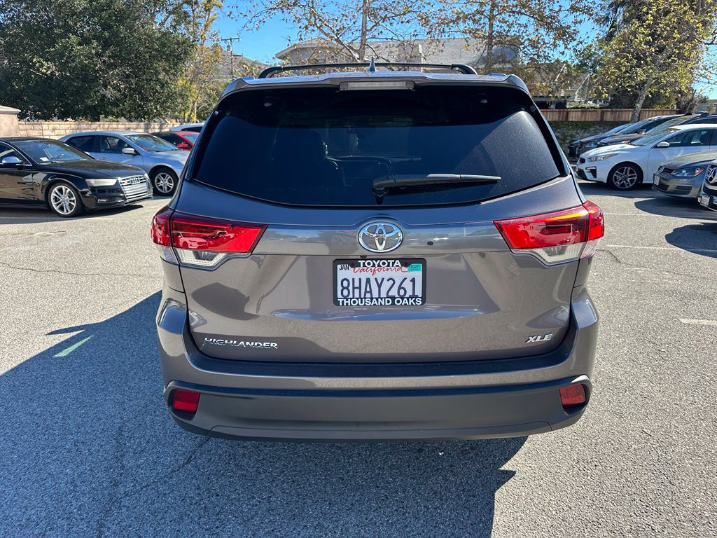 Used 2019 Toyota Highlander XLE FWD image 3
