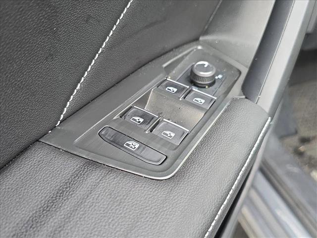 Used 2024 Volkswagen Tiguan SE w/ Panoramic Sunroof Package image 8