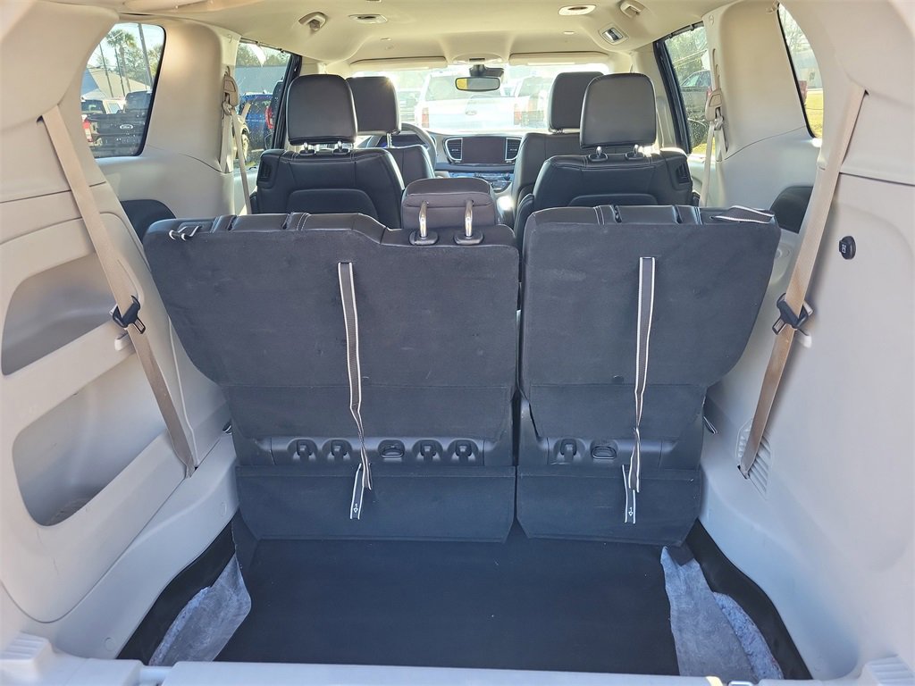 Used 2023 Chrysler Pacifica Touring-L image 9