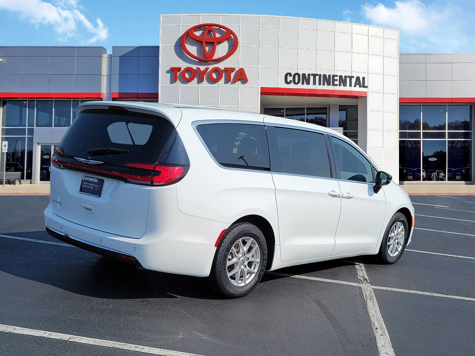 Used 2024 Chrysler Pacifica Touring-L FWD image 5
