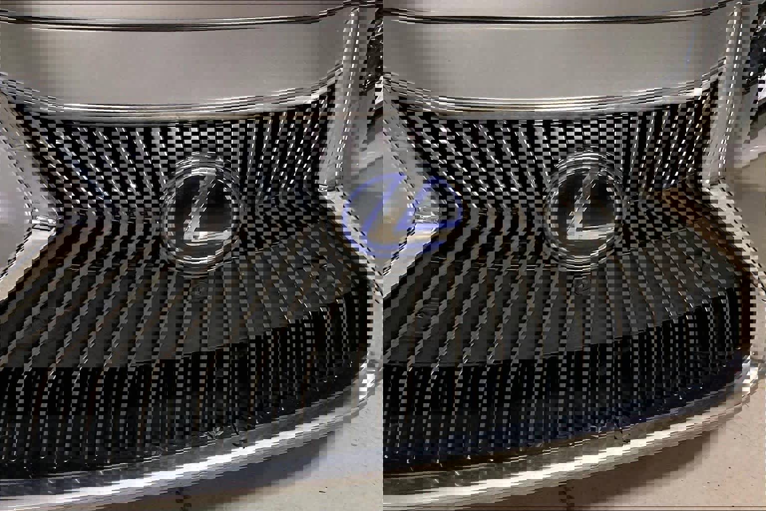 Used 2021 Lexus ES 300h Ultra Luxury w/ Accessory Package 2 image 31