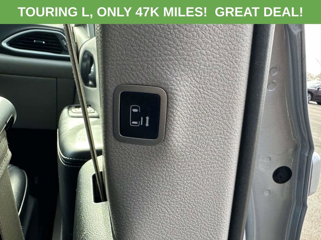 Used 2024 Chrysler Pacifica Touring-L FWD image 8