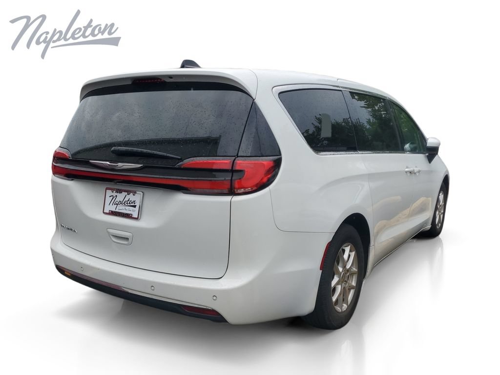 Used 2023 Chrysler Pacifica Touring-L FWD image 6
