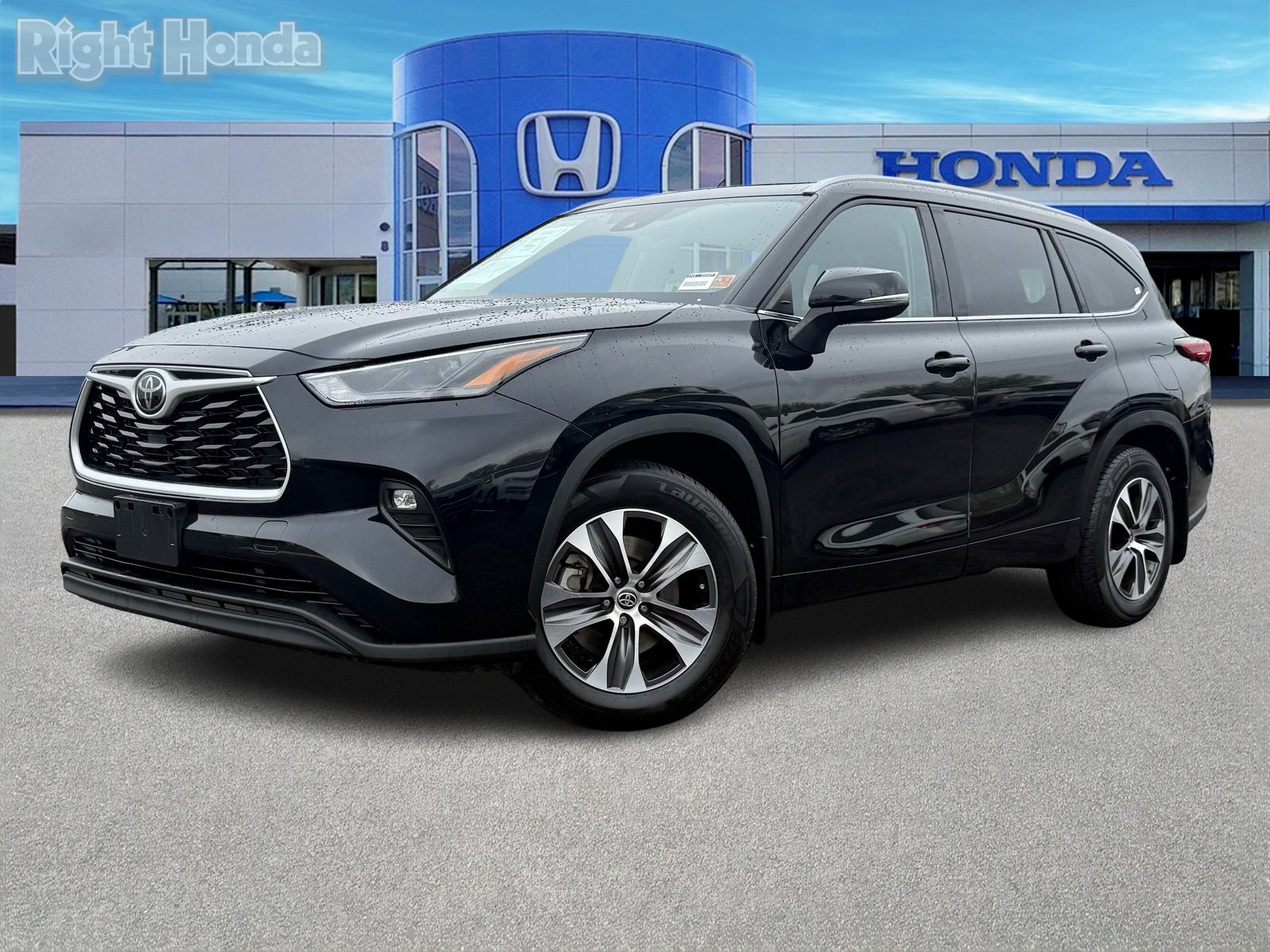 Used 2023 Toyota Highlander XLE image 2