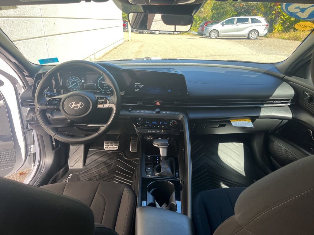 Used 2025 Hyundai Elantra SEL image 15