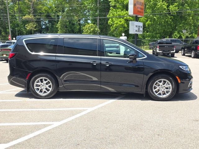 Used 2023 Chrysler Pacifica Touring-L FWD image 6