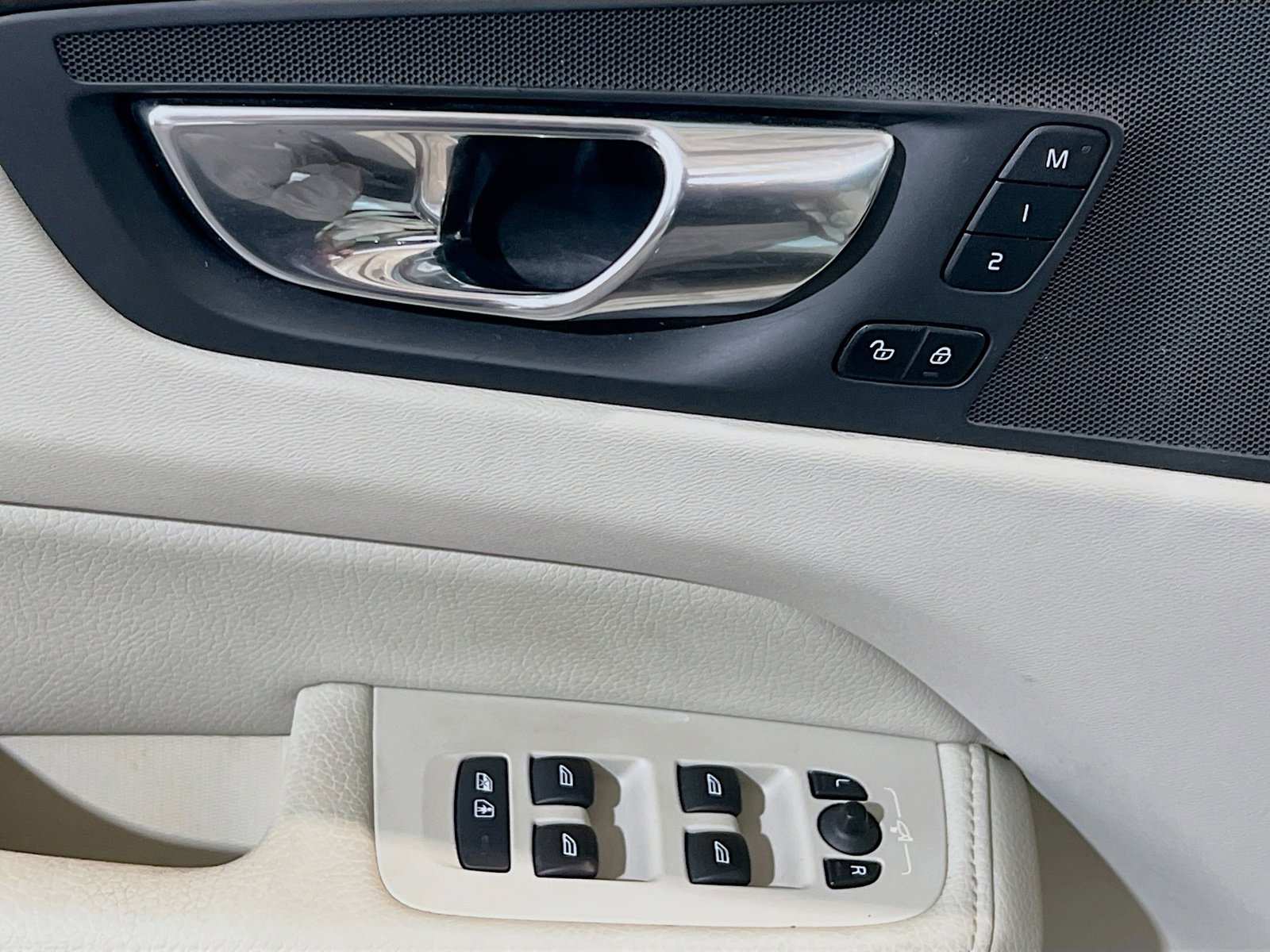 Used 2021 Volvo XC60 T5 Momentum w/ Protection Package Premier image 13