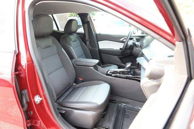 Used 2025 Chevrolet Trax LT w/ LT Convenience Package FWD image 23