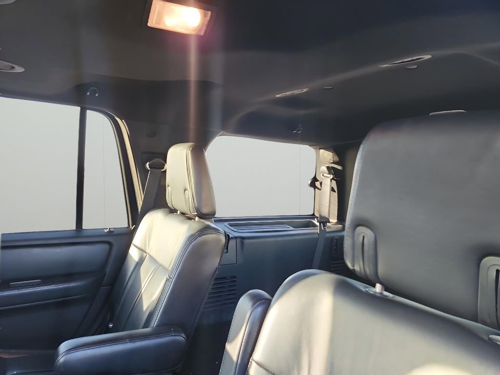 Used 2017 Lincoln Navigator Select image 18