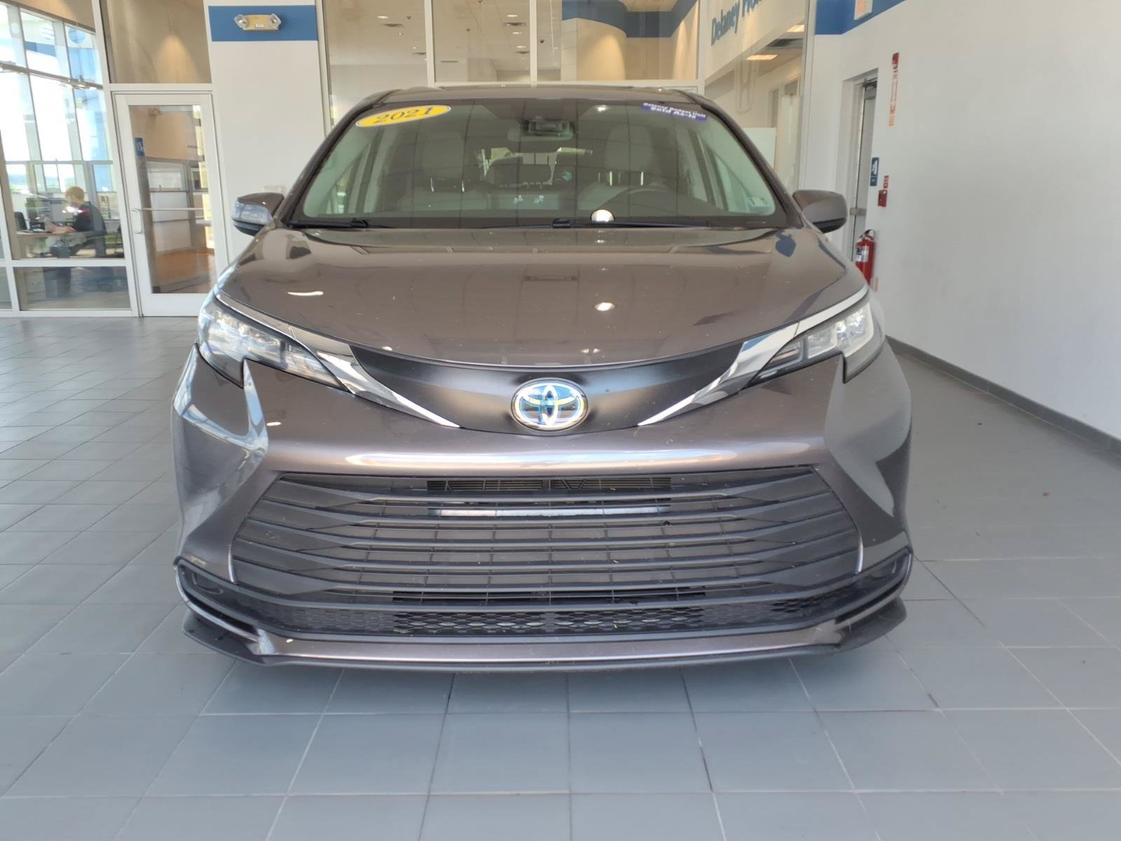 Used 2021 Toyota Sienna LE w/ LE Plus Package FWD image 2