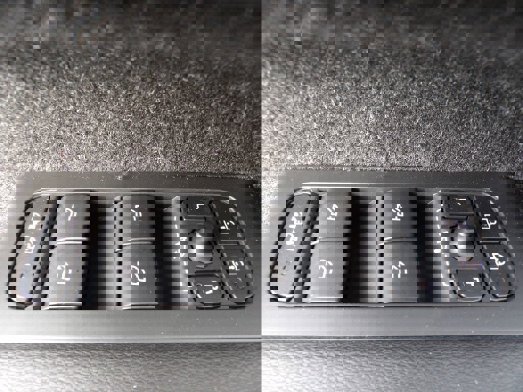 Used 2021 Volvo XC40 T5 R-Design w/ Climate Package image 9