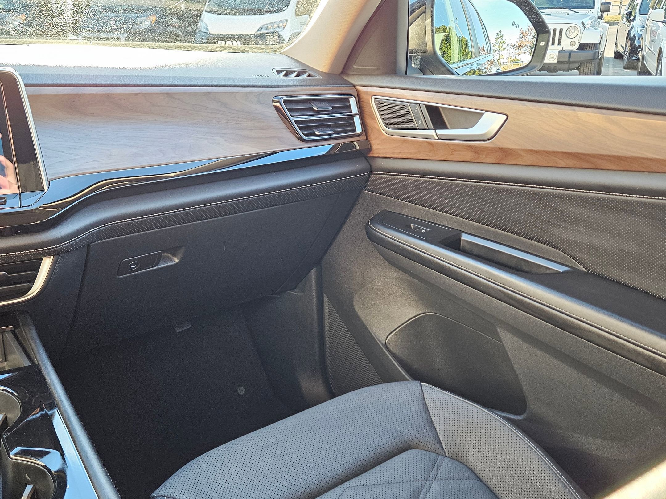 Used 2024 Volkswagen Atlas SE image 11