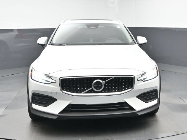 Used 2025 Volvo V60 B5 Cross Country Plus AWD/4WD image 2