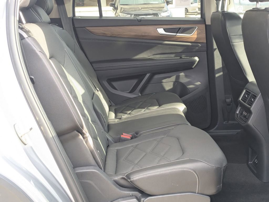 Used 2025 Volkswagen Atlas SE image 31