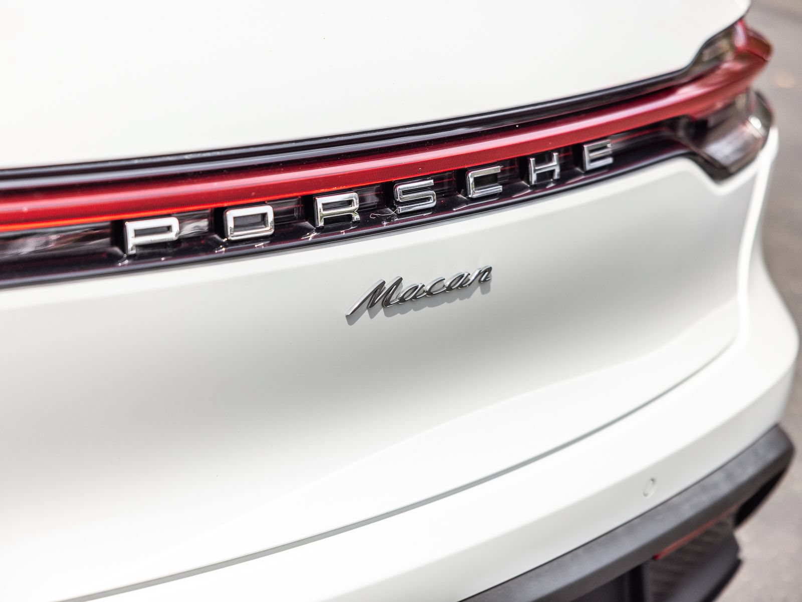 Certified 2024 Porsche Macan AWD/4WD image 27