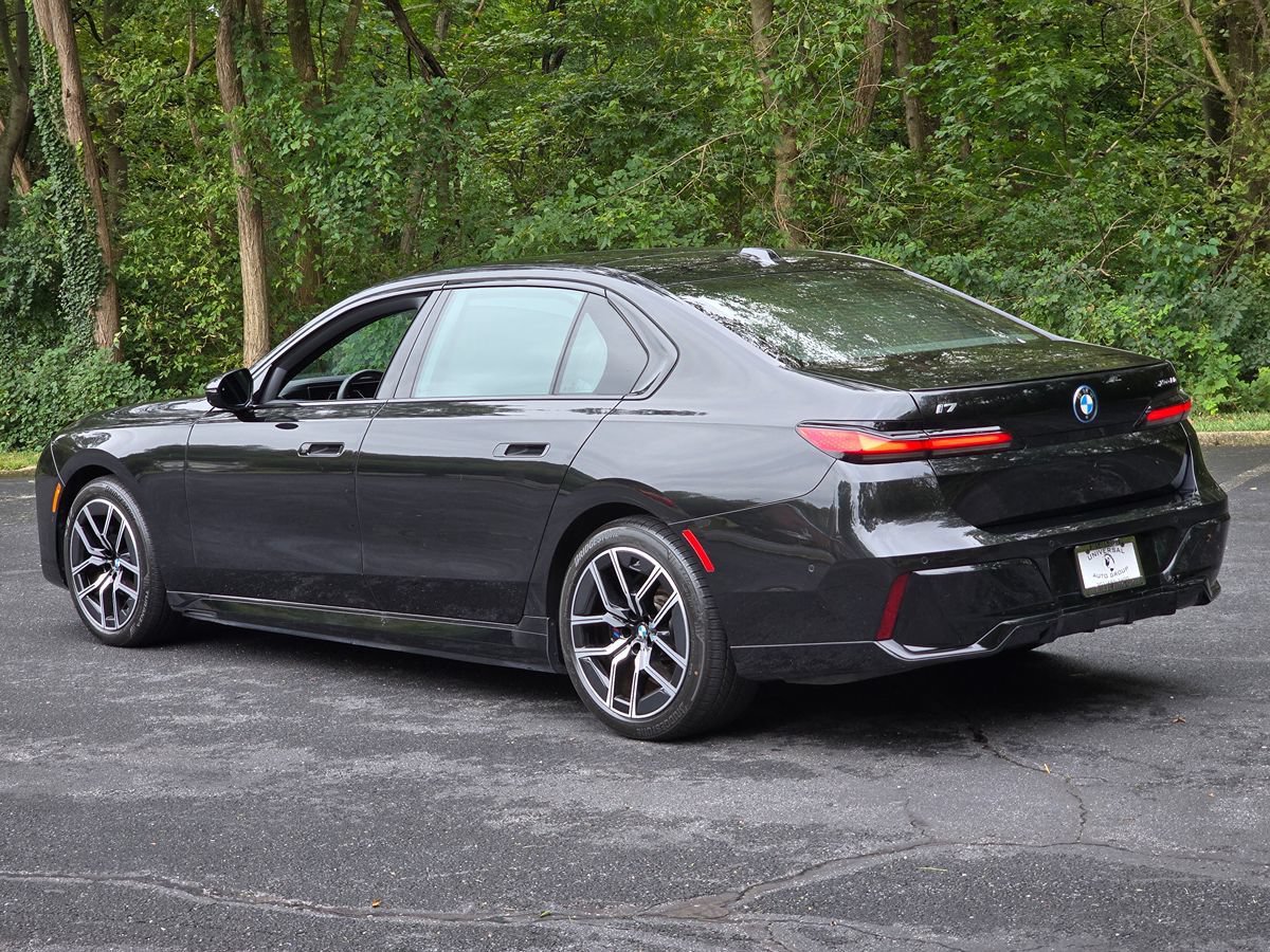 Used 2023 BMW i7 xDrive60 w/ Parking Assistance Package AWD/4WD image 4