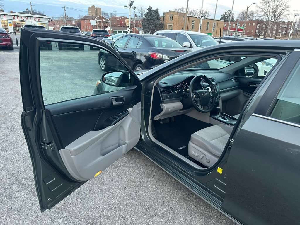Used 2014 Toyota Camry L image 10