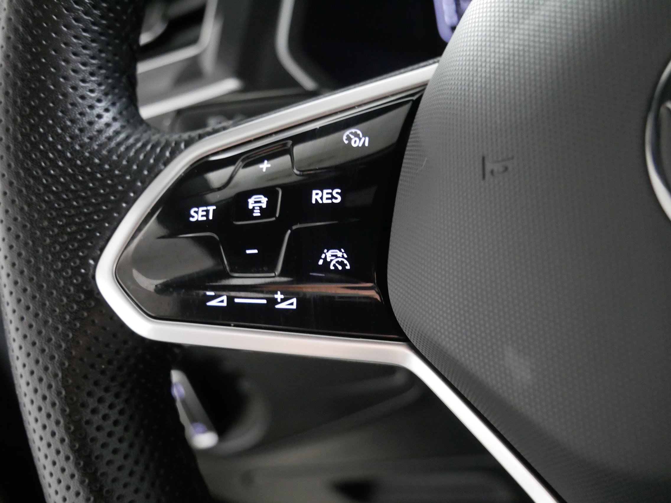 Used 2023 Volkswagen Tiguan SEL R-Line image 27