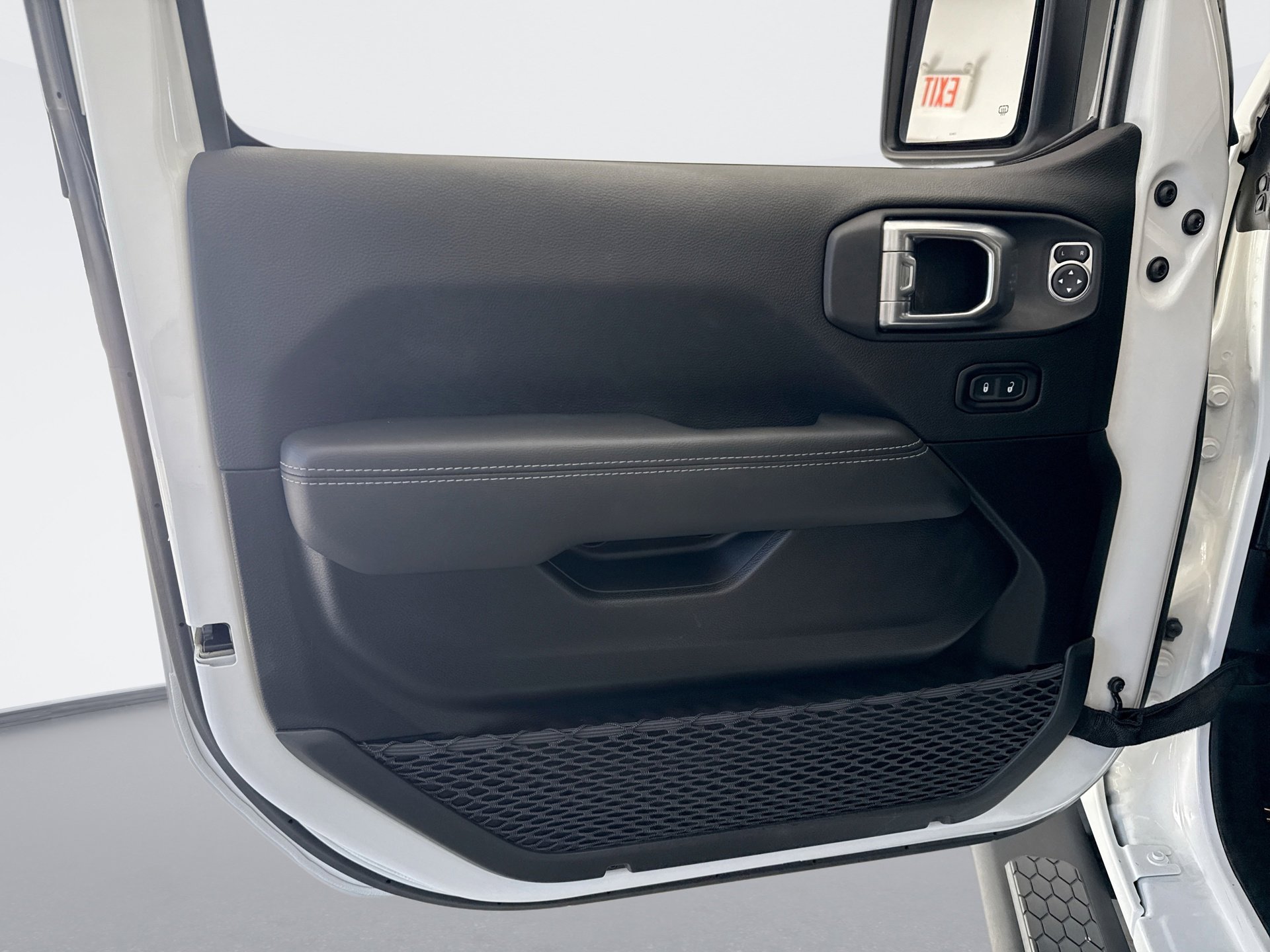 Used 2023 Jeep Wrangler Unlimited Sahara image 9