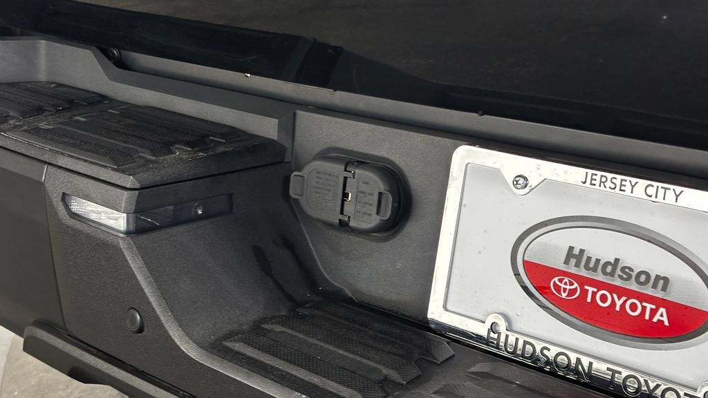 Used 2022 Toyota Tundra SR5 w/ SR5 Convenience Package AWD/4WD image 37