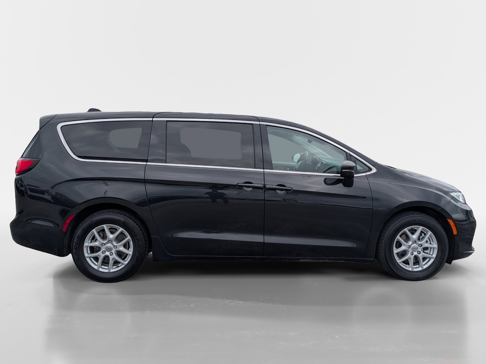 Used 2023 Chrysler Pacifica Touring-L image 3