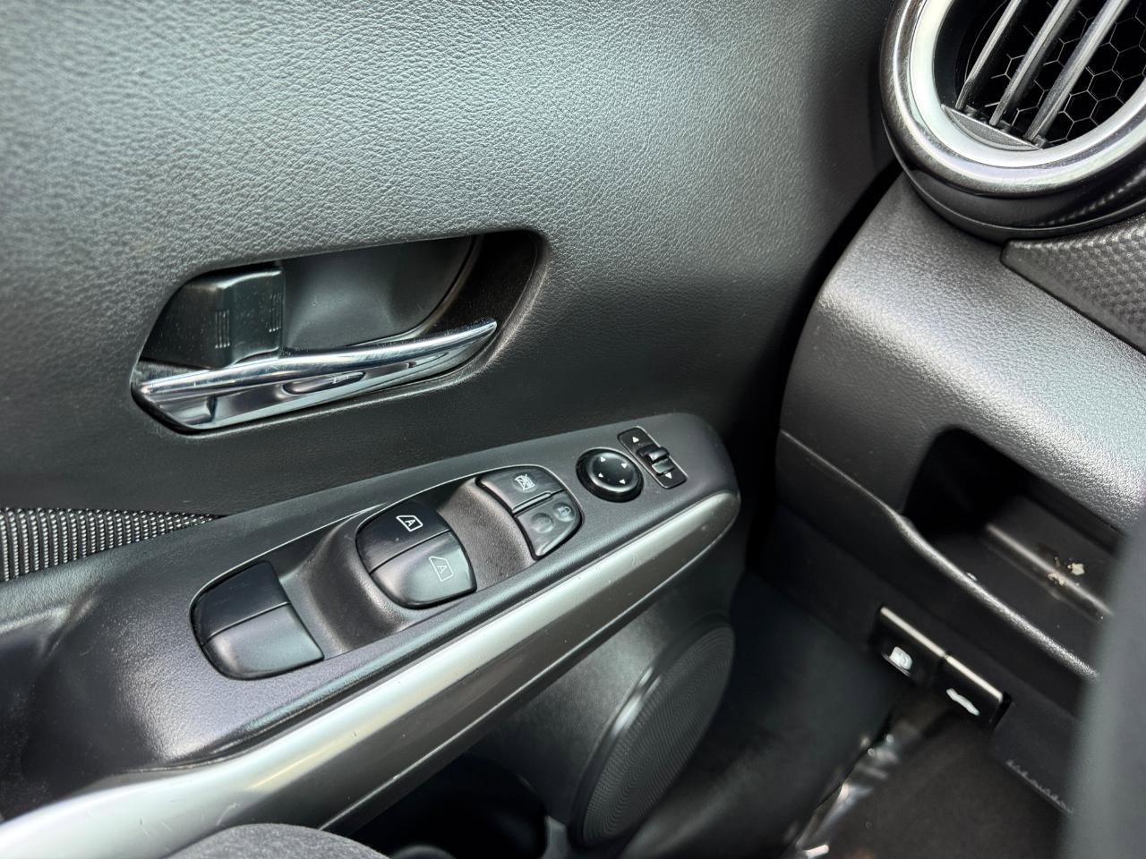 Used 2020 Nissan Kicks SV image 12