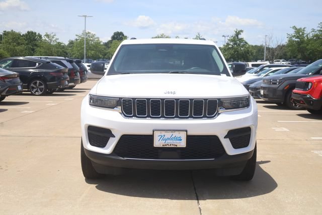 Used 2024 Jeep Grand Cherokee Laredo AWD/4WD image 3