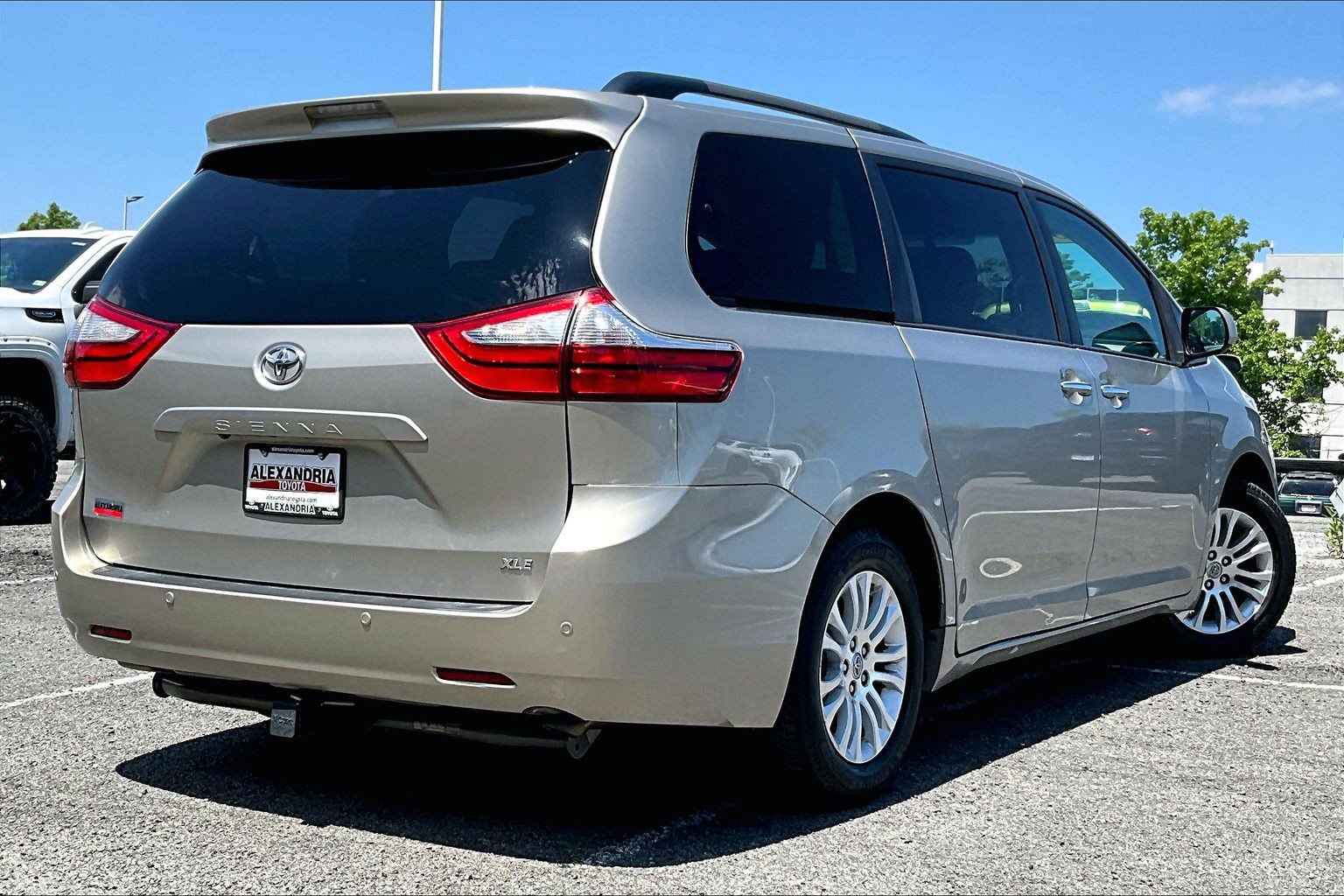 Used 2017 Toyota Sienna XLE FWD image 12
