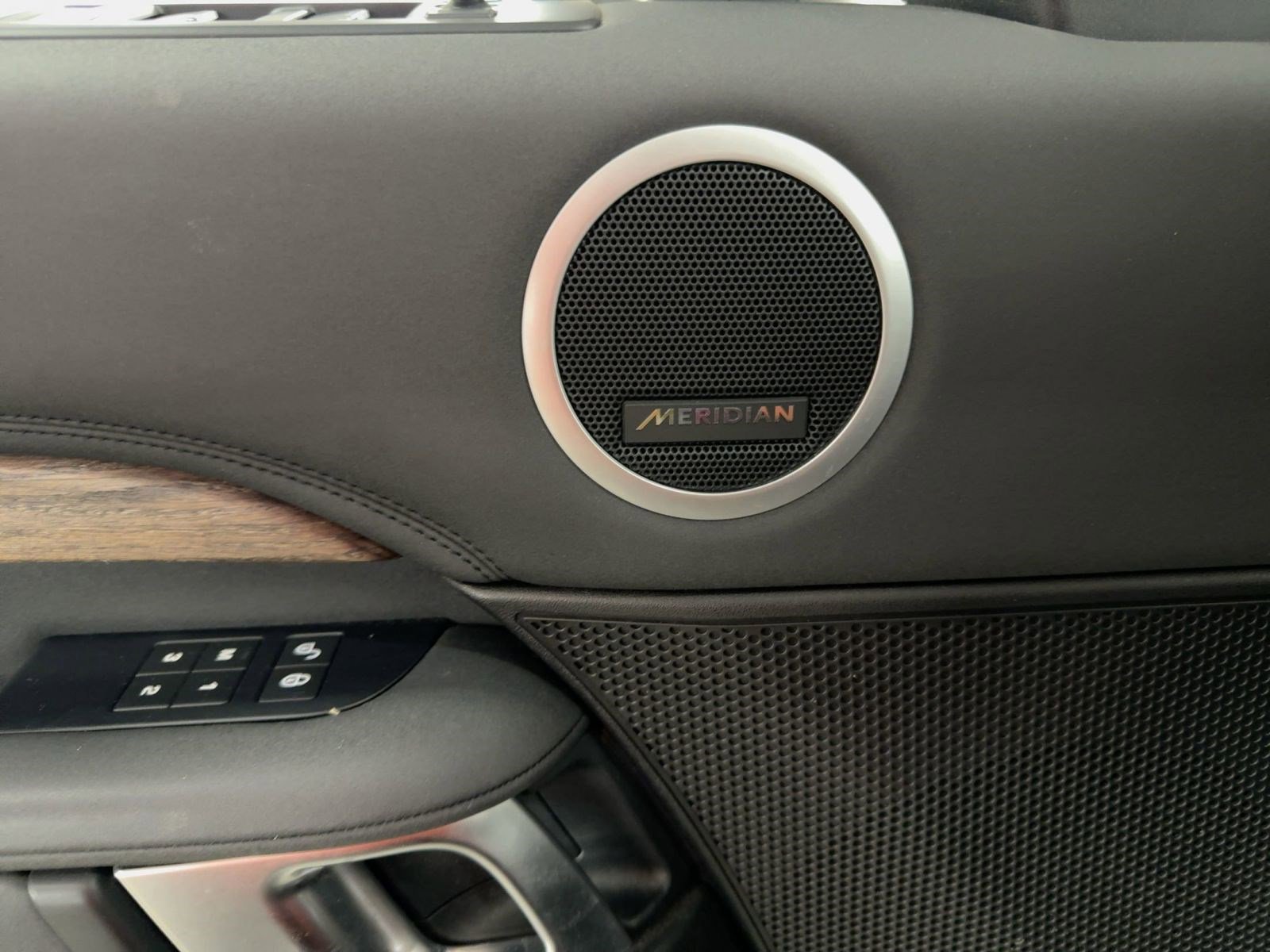 Used 2017 Land Rover Discovery HSE image 22